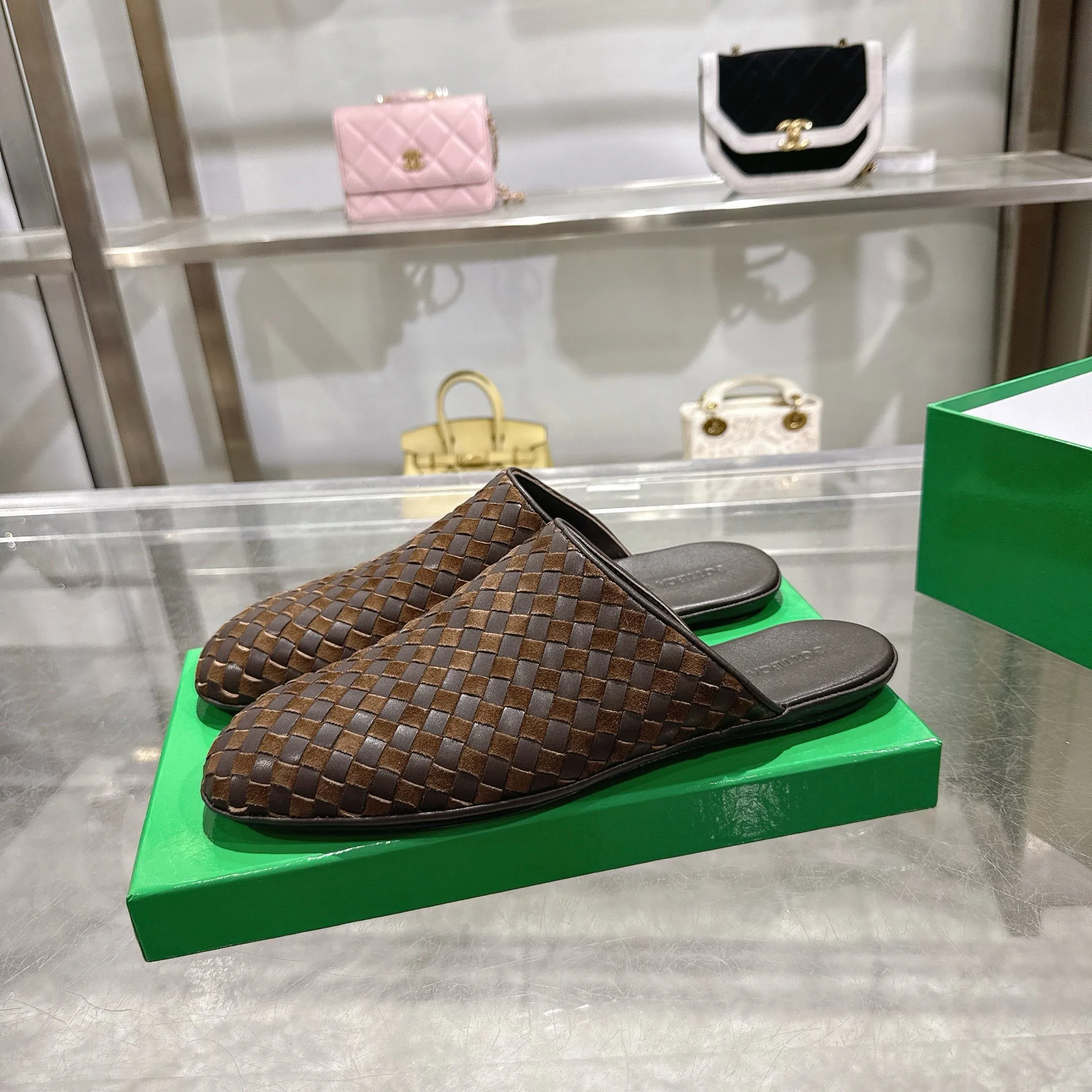 [BV] Top P: 720💰Size for couples: Female 35-39 Male 39--44 (Female 40. Male 38.45.46.47 customization is not returnable) [Note‼ ️] Add 💰 to size 46, add 💰 to size 47. Bottega Veneta's 2025 autumn counter synchronized genuine leather outsole classic woven half-drag couple model Bottega Veneta square toe flat shoes, imported mixed sheepskin, imported sheep! Leather outsole! [Rose][Rose]! Purely hand-woven and operated, the original board is reproduced one-to-one! quality assurance!
